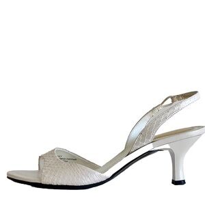 Liz Clairborne flex kitten heels with peep toe